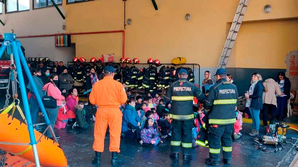 Bomberos de Prefectura recibieron la visita de los niños de una Escuela