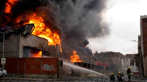 Impresionante incendio en un predio de fábricas en Avellaneda