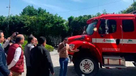 Entrega Pemex camiones de bomberos a municipios con refinerías