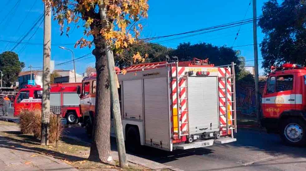 Dos bomberos heridos durante la extinción de un incendio