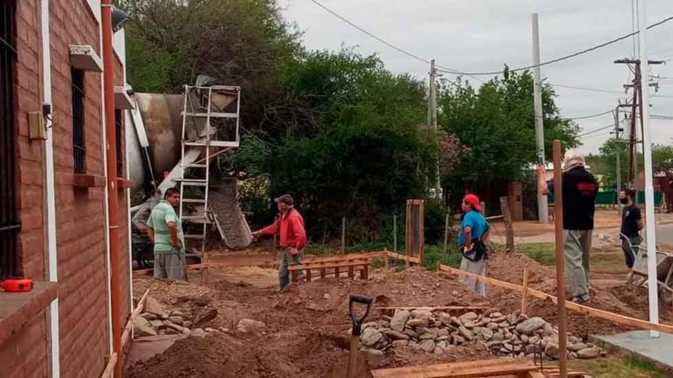 Los bomberos voluntarios de Carpintería trabajan para edificar su cuartel