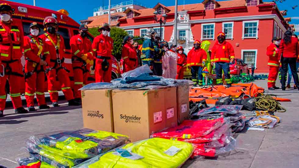 Donan equipos a Compañía de Bomberos No 42 de Puno