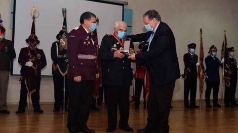 Homenajean a voluntario de bomberos con 54 años de servicio