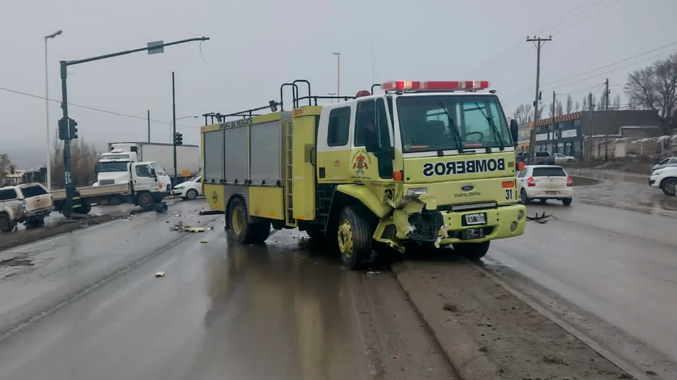 Bomberos iban a asistir a un vehículo que volcó y los chocaron en la Ruta 3