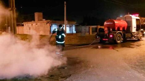 Atacaron a piedrazos a bomberos que extinguían un incendio