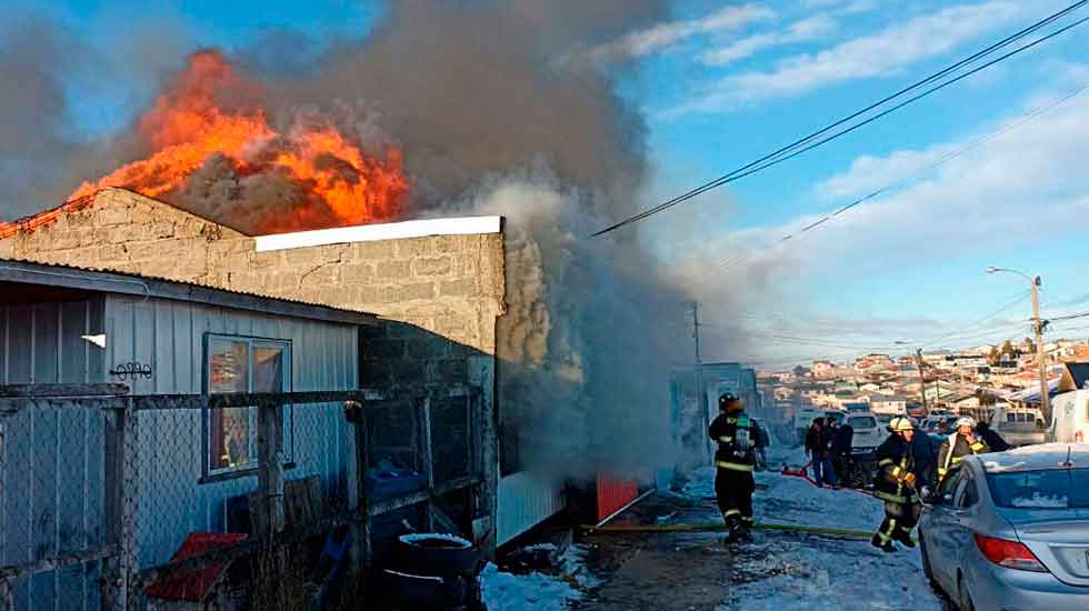 Bombero acudió a emergencia y encontró que se incendiaba la casa de sus padres