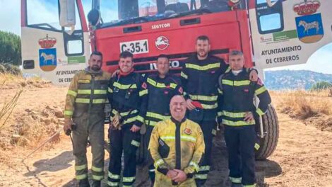 Bomberos voluntarios de Benidorm ayudan en las labores de extinción de incendio