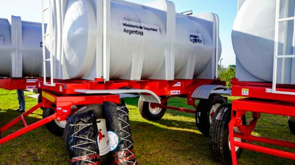 Se entregaron equipos de almacenamiento de agua a siete cuarteles de bomberos