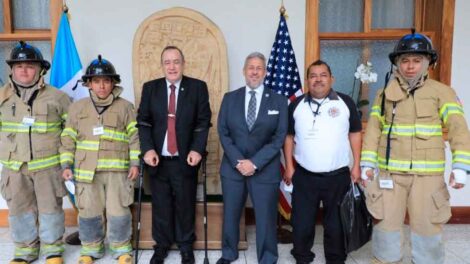 Donación de motobomba y trajes de protección para Bomberos Voluntarios