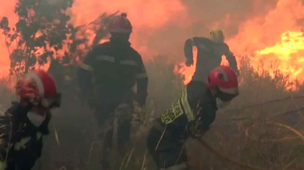 Valencia: Dramático momento en que los bomberos huyen del fuego