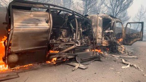 Por el cambio del viento se queman dos vehículos de los bomberos