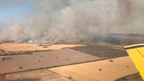 Ocho dotaciones de bomberos luchan contra un incendio en Unquillo