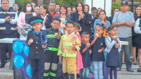 Entregan uniformes a Bomberos de Jesús María