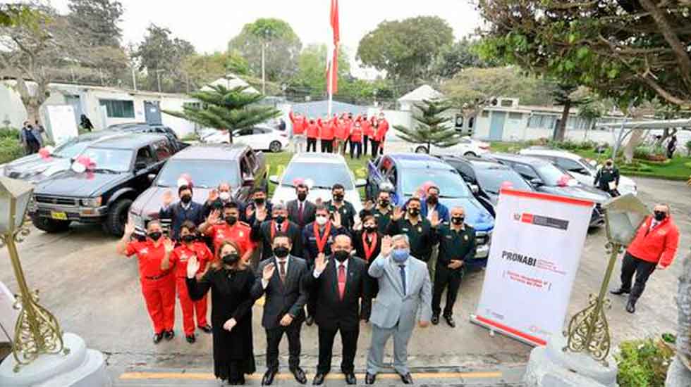 Compañía de bomberos de Pachacutec recibe camioneta