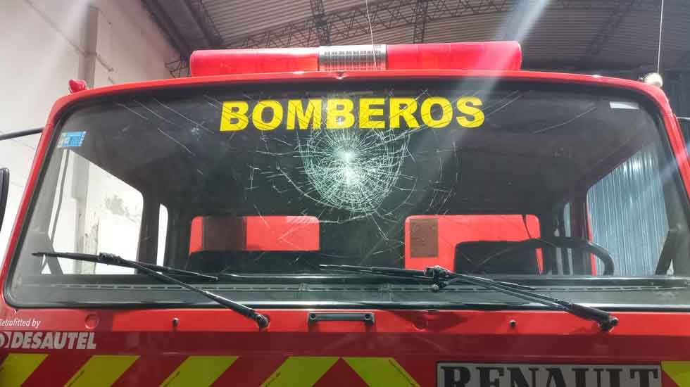 Pedían justicia por un joven atropellado y terminaron agrediendo a bomberos