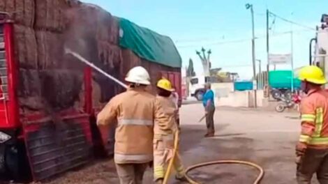 Camión en llamas ingresó al cuartel de Bomberos de Las Higueras