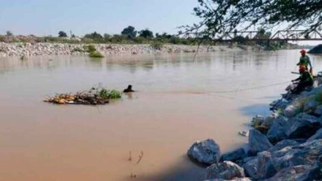 Roban equipo a los Bomberos mientras rescataban a una persona del rio