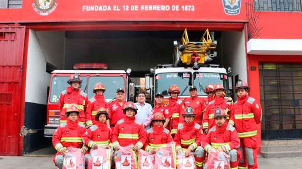 Bomberos realizan pollada para recaudar fondos para remodelar su estación