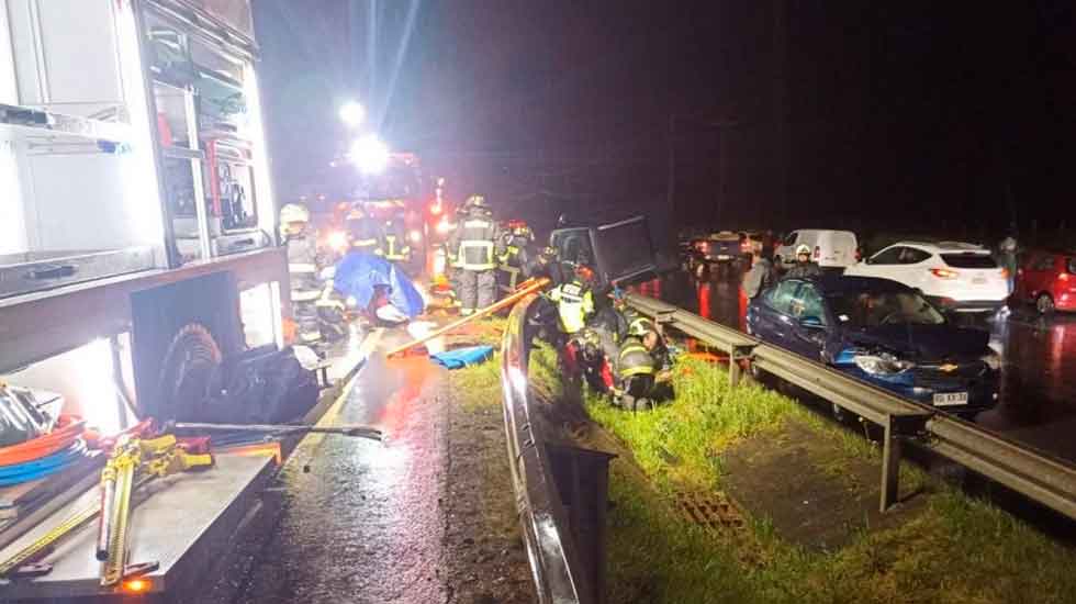 Cinco bomberos fueron atropellados mientras rescataban a una persona