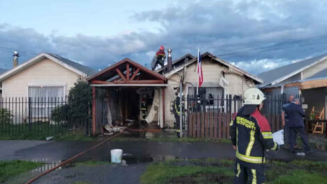 Sujeto agredió a bomberos cuando llegaron a controlar incendio