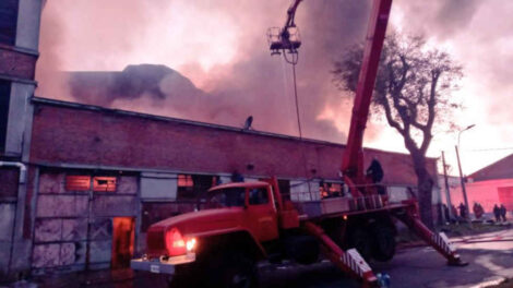 Bomberos intentan apagar un incendio en un depósito