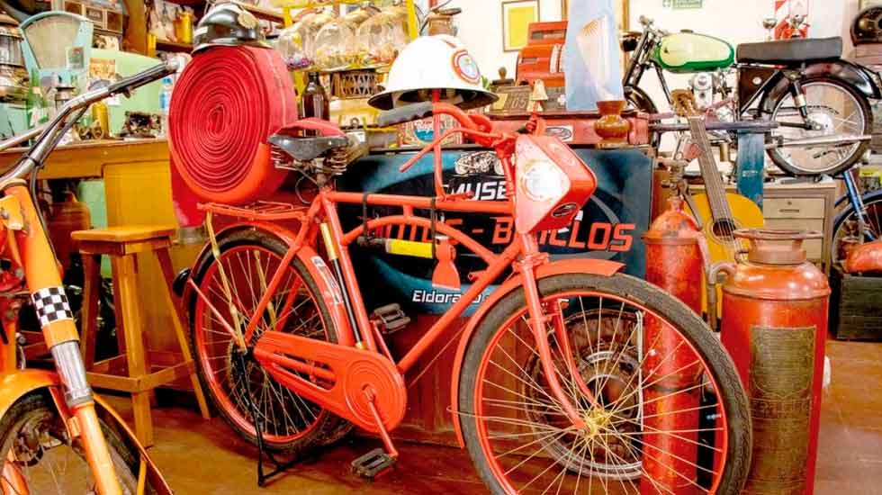 Réplica de histórica bicicleta para homenajear a los bomberos