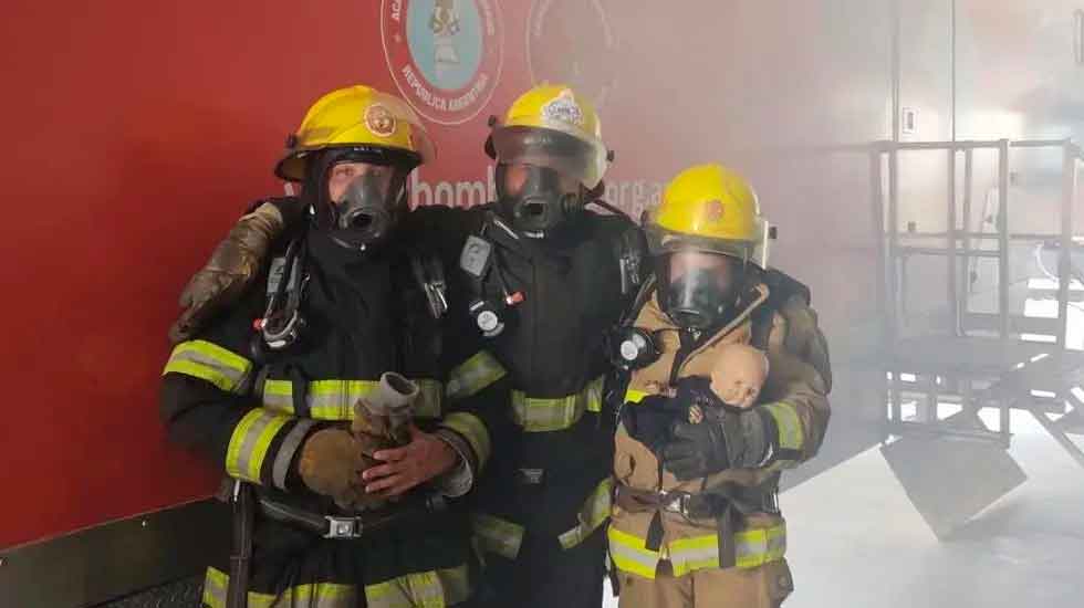 Bomberos entrenan con el simulador móvil Cemec