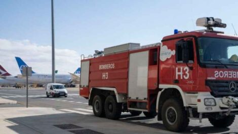 Dos bomberos del aeropuerto heridos en un vuelco de camión