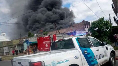 Impresionante incendio de una fábrica de plásticos en La Tablada