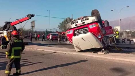 Carro de Bomberos vuelca mientras se dirigía a un incendio