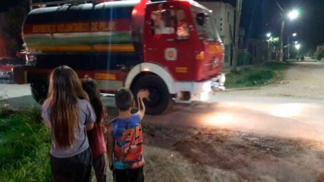 Bomberos de Villa Rosa recibieron el afecto de los vecinos