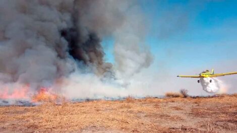 Unas 16 dotaciones de bomberos combatieron diez focos activos