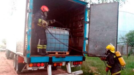 Un camión derramó una sustancia y cuatro bomberos debieron ser internados