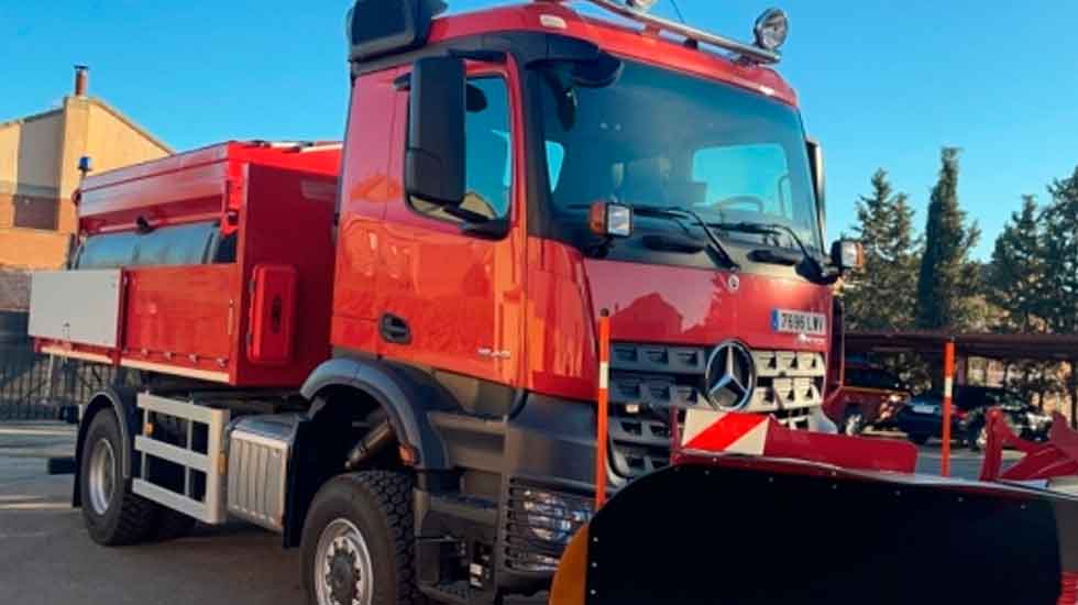Los bomberos de Zaragoza reciben un camión quitanieves
