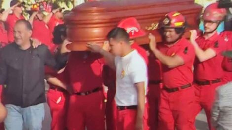 Con sirenas y lágrimas brindan último homenaje a bomberos fallecidos