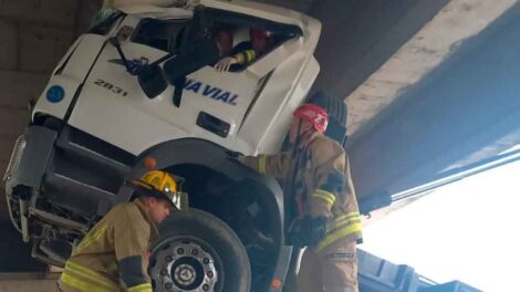 Camionero quedó atrapado tras chocar contra un puente