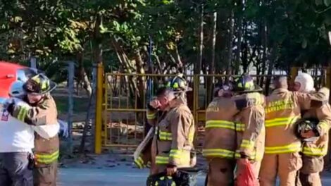 Bomberos lloran desconsolados por muerte de su compañero