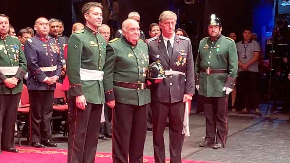 Bomberos de Santiago premia a voluntarios con 70 años de servicio