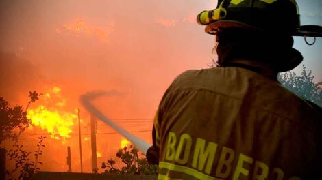 Más de 800 bomberos combaten incendio en Viña del Mar