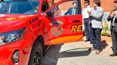 Entregan una camioneta en la dirección de Bomberos de la Policía