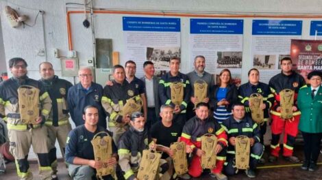 Bomberos de Santa María reciben mochilas de hidratación