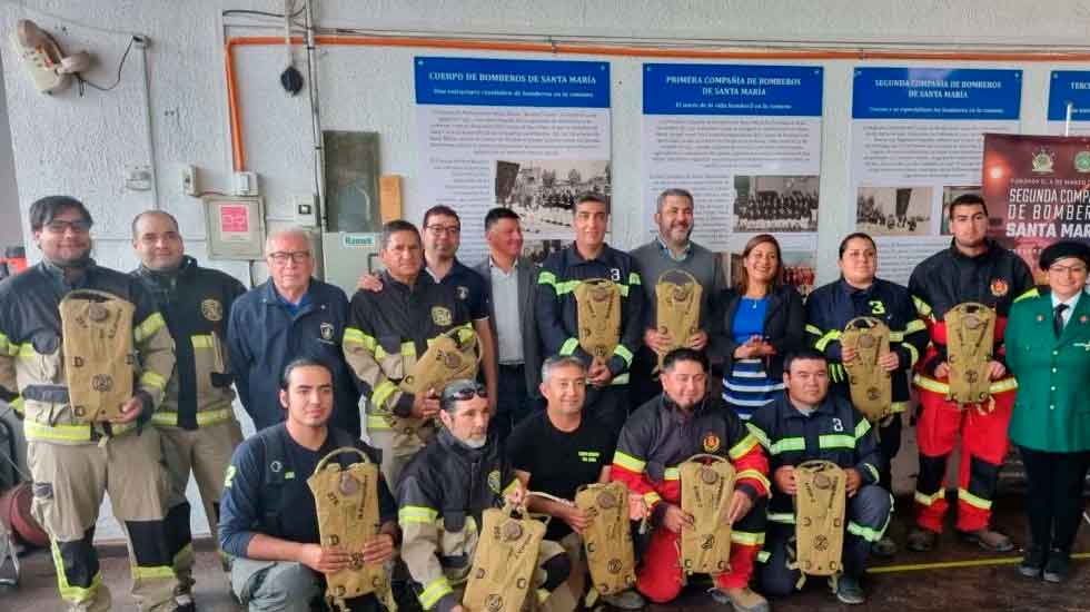 Bomberos de Santa María reciben mochilas de hidratación