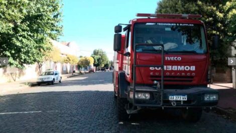 Un autobomba fue embestido por un vehículo al acudir a un incendio