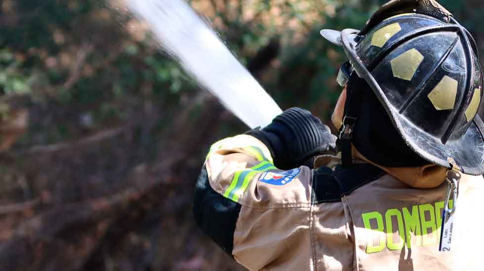 Tres bomberos lesionados en incendio de Villa Alemana