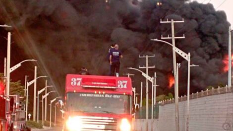 Un bombero muerto por incendio en un depósito de combustible