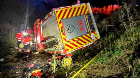 Tres bomberos graves al caer su camión por un terraplén