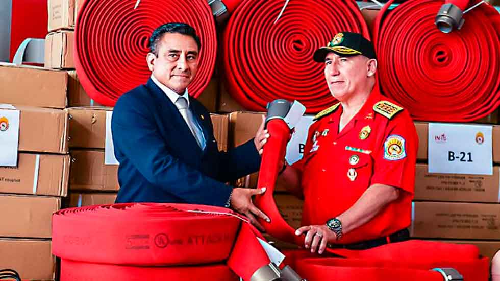 Entregan a bomberos mangueras para fortalecer la lucha contra incendios