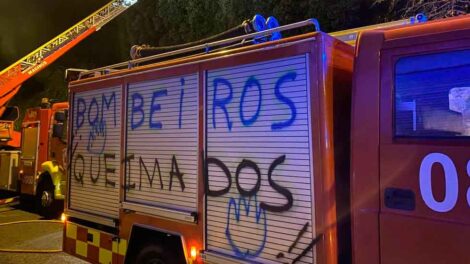 Aparecen algunos camiones de los Bomberos de Ferrol con pintadas