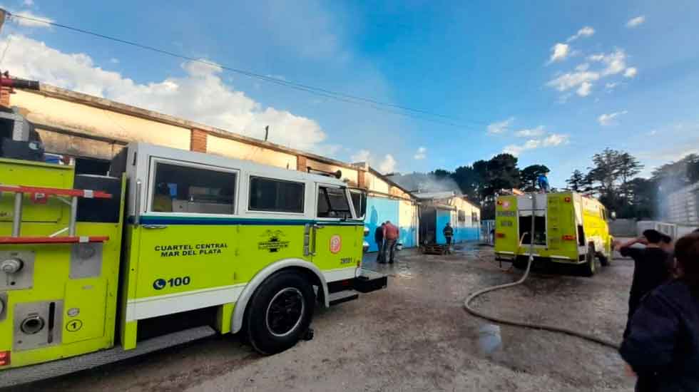 Bomberos controlan nuevo incendio en una fábrica de trapos