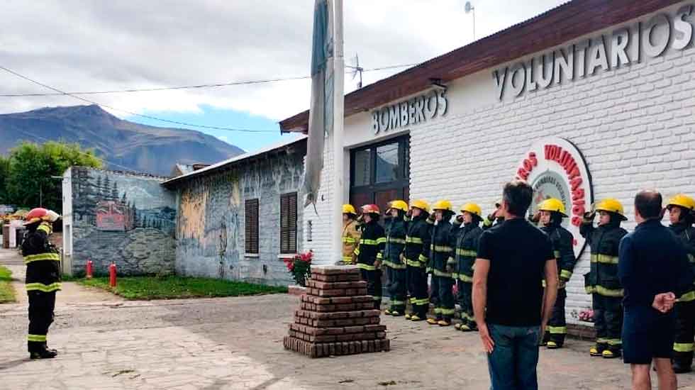 Esquel homenajeó a los 25 mártires bomberos